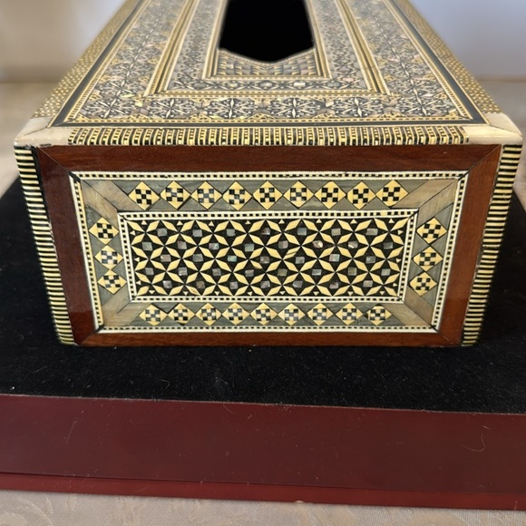 Vintage handcrafted Egyptian Inlay Wood & Mother of Pearl Tissue Box – 11" - Picture 4 of 9